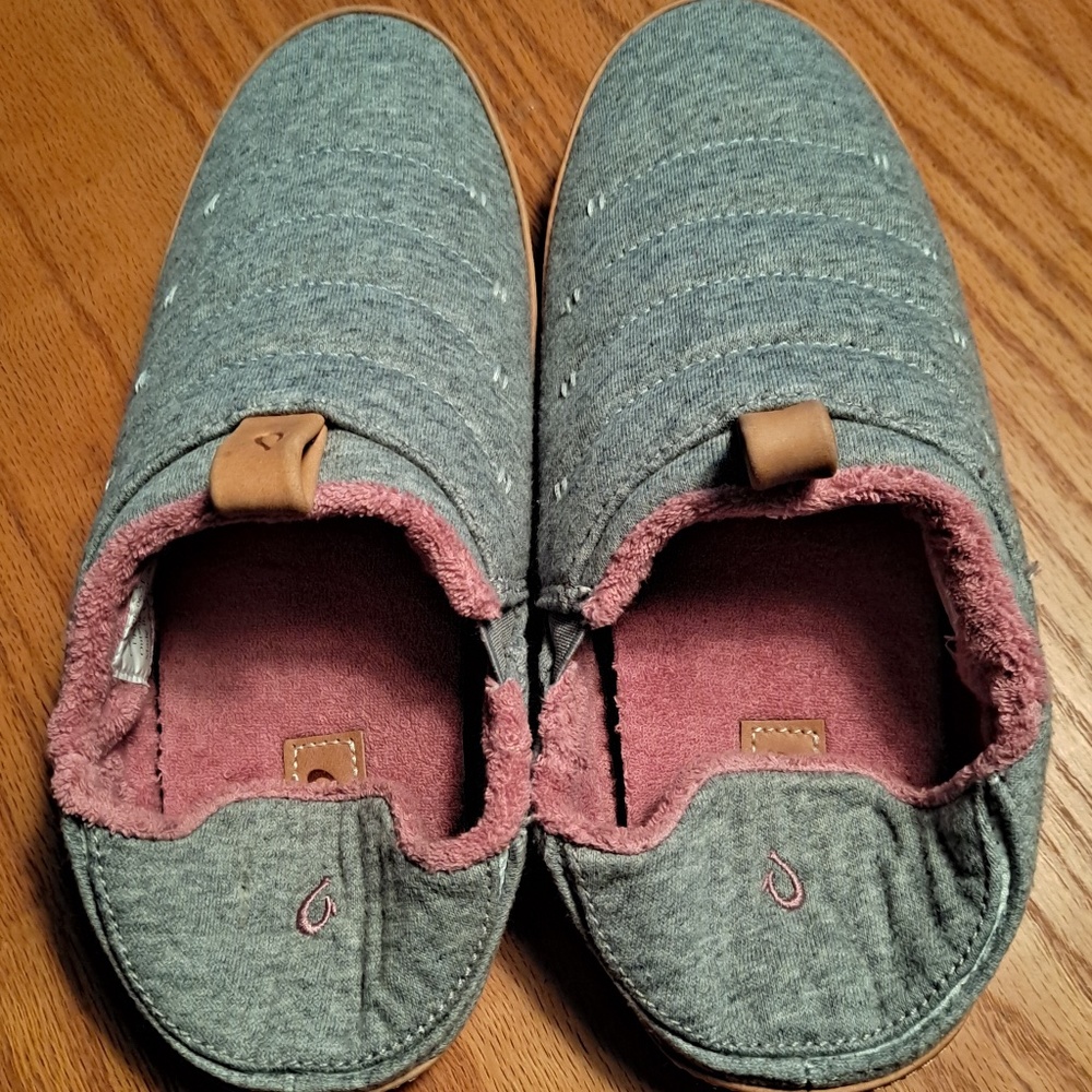 OLUKAI SLIPPERS SIZE 8 WOMEN